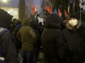 "Макс, выходи!" Что сейчас происходит под каналом "НАШ" в Киеве (видео)