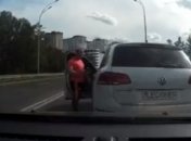 Мужчина прославился в сети, напав с битой на водителей в Киеве: МВД узнало, кто он