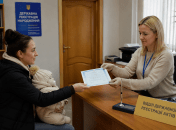 Мати отримує свідоцтво про народження сина/Ілюстративне фото