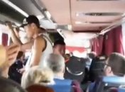 "А что, так можно было?": водитель автобуса обманул людей на деньги (видео)