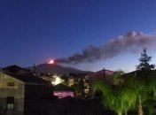 Облако дыма поднялось на километр: в Италии проснулся самый высокий активный вулкан Европы (видео)