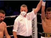 Боксер перепутал виды спорта и начал добивать соперника в стиле ММА (Видео)