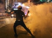 Погромы и слезоточивый газ: в Гонконге не утихают протесты 