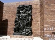 На стенде музея Холокоста смягчена критика в адрес Папы Римского