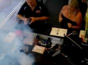 iPhone взорвался прямо в руках пользователя (Видео)