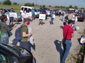 "Годі жебракувати, вимагаємо підняття зарплати!": працівники "Coca-Cola" провели акцію протесту під стінами заводу