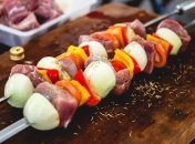 Насаживать мясо на шампуры нужно не слишком плотно, но и без зазоров между кусками