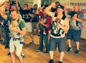 Танец настоящих мужчин: папы танцуют с младенцами на руках. ВИДЕО