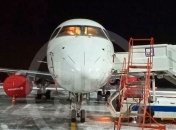 В России пилоты экстренно посадили самолет: во время полета треснуло лобовое стекло (фото)