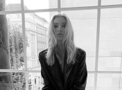 Идеальный пляжный наряд: Эльза Хоск в стильном платье в горох на отдыхе