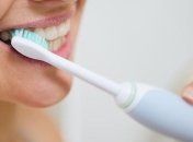 Электрические зубные щетки могут расшатать зубы