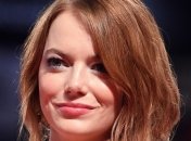 Эмма Стоун засветила стройные ноги в мини-платье на Венецианском кинофестивале 