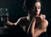 Врачи рассказали, как алкоголь влияет на кожу