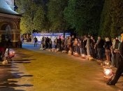 В краснозонном Харькове устроили столпотворение на церемонии раздачи Благодатного огня: многие были без масок (видео)