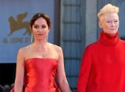 Тильда Суинтон и Дакота Джонсон поразили поклонников невероятными образами 