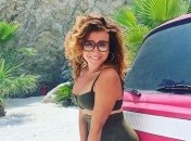 Жена Монатика показала идеальные формы в купальнике