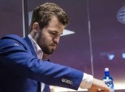 Чемпион мира по шахматам отдал ферзя на 3-м ходу (Видео)