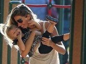 Жизель Бундхен на прогулке с дочкой и сыном: трогательные фото