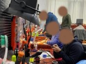 Ученики "Дронарни" за рабочими станциями. Фото пресс-службы компании