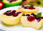 Мини-чизкейки с ягодами