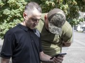 Сотрудник ТЦК проверяет документы