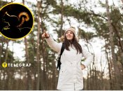 Дівчина у лісі