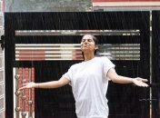 Девушка наслаждается осадками