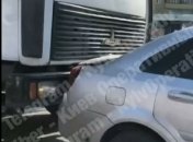 Коммунальщик на грузовике таранил легковушку и ездил по встречке в Киеве: его поступку нашлось объяснение (видео)
