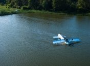 В Киеве достали упавший в водоем самолет