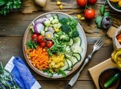 Даже занятым людям важно питаться правильно и полноценно (фото создано с помощью ИИ)