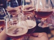 Ученые в шоке: алкогольные напитки и кофе оттягивает старость