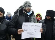 Мигранты во Франции зашили рты в знак протеста против сноса лагеря