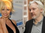 Памела Андерсон прокомментировала слухи о ее близости с Джулианом Ассанжем