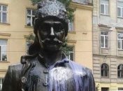 Во Львове вандалы облили краской памятник создателю "венского кофе"