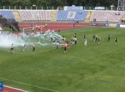 Массовая драка болельщиков и полиции на стадионе в Черкассах (Видео)