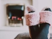 Шкарпетки, капці чи теплі штани: як зігрітися взимку за допомогою одягу