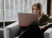 Ціни в Україні знижуються, а пошук роботи за кордоном активізувався