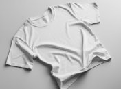 Пятна пота неэстетично выглядят на белой одежде (изображение создано с помощью ИИ)