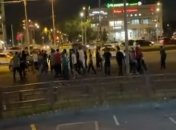 В Москве узбеки с киргизами устроили "стенку на стенку": ОМОНовцев на всех участников драки не хватило (видео)