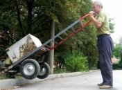Мужчина 5 лет самостоятельно ремонтировал дороги