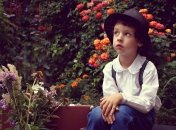 Мальчик на фоне цветов