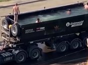 Как освежиться в жару: рабочие реализовали лайфхак из "Симпсонов" (видео)