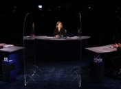 Казус во время дебатов в США: муха села на голову Пенса и это приковало внимание сети