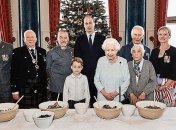 Королевская семья Великобритании активно готовится к Рождеству (Фото)