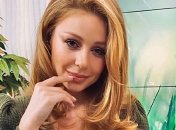 В рубашке на голое тело: Тина Кароль взбудоражила сеть новым снимком