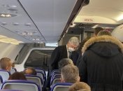 Пятый президент летел с однопартийцами и журналистами