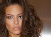 Эшли Грэм раскритиковали за целлюлит на ногах