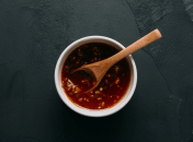 Соус териияки прекрасно подчеркивает вкус блюд (изображение создано с помощью ИИ).