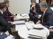 Порошенко встретился с  Домбровскисом и Могерини