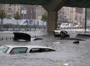 В Стамбуле сильный ливень затопил дороги и метро